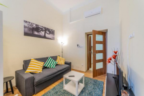 4BR AC/TV with Private Balcony and Direct Airport Bus in Inner City Budapest